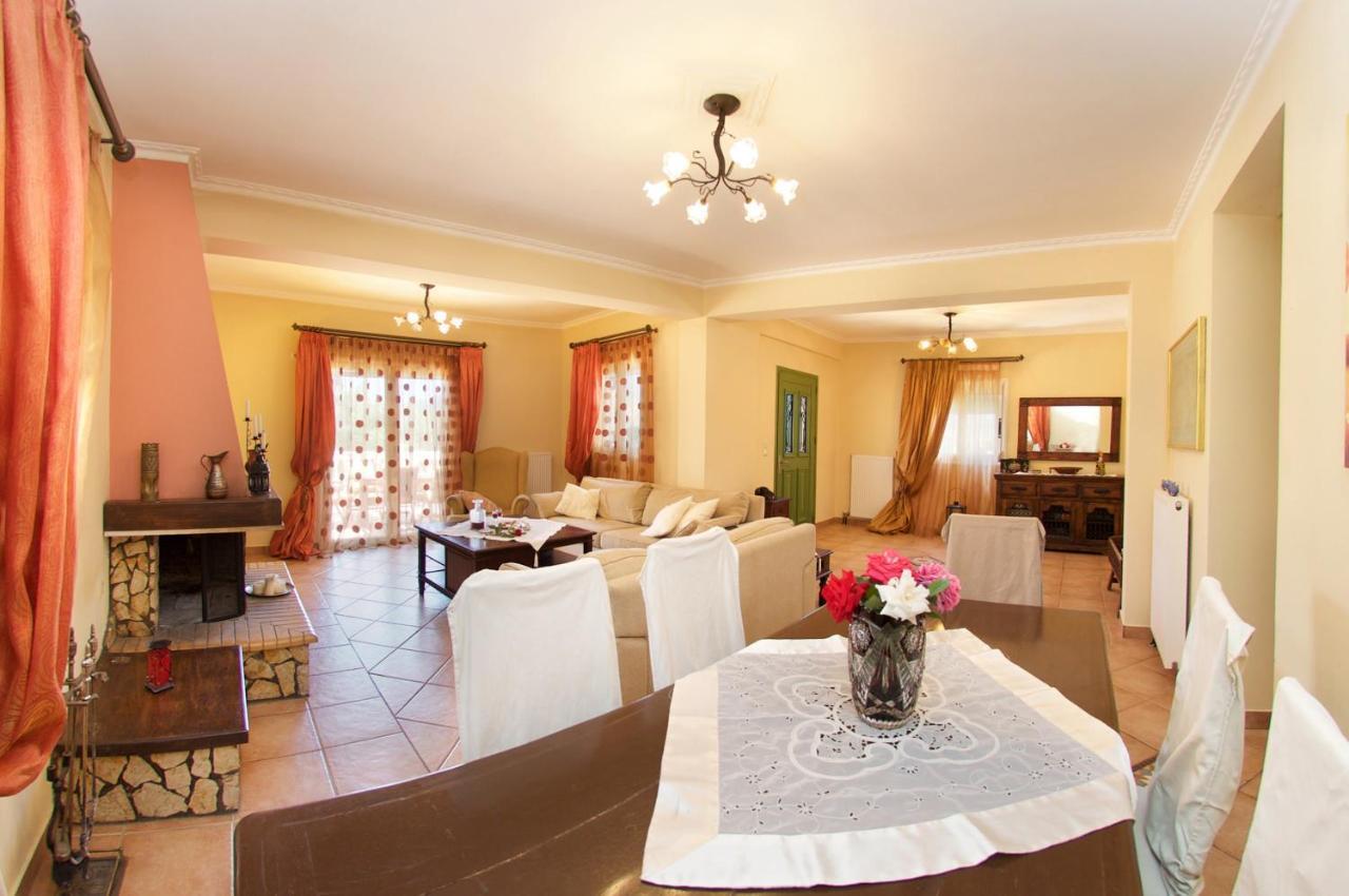 Iliachtides Villas Karavomylos Bilik gambar